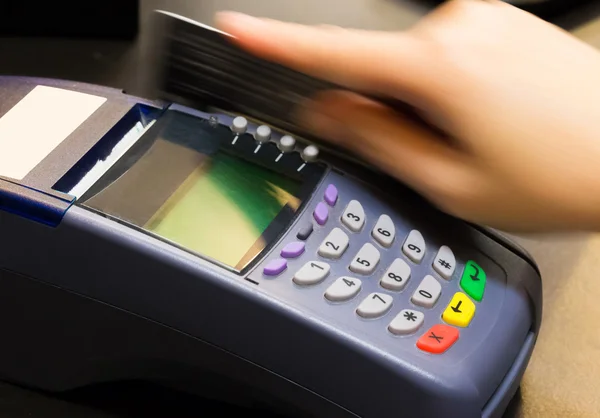 Tarjeta de crédito deslizante mano en la tienda —  Fotos de Stock