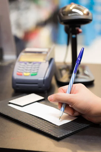 Konsumenta podpisania na sprzedaż otrzymania transakcji kartą kredytową — Zdjęcie stockowe