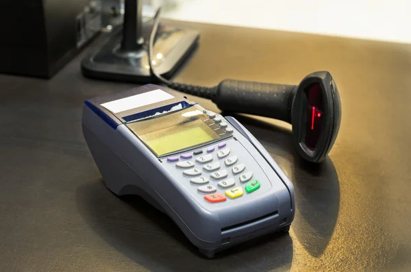 Karta kredytowa maszyny na licznik kasjer w sklepie: selektywne — Zdjęcie stockowe