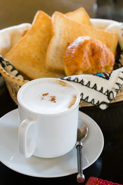 Café caliente con pan en el fondo —  Fotos de Stock