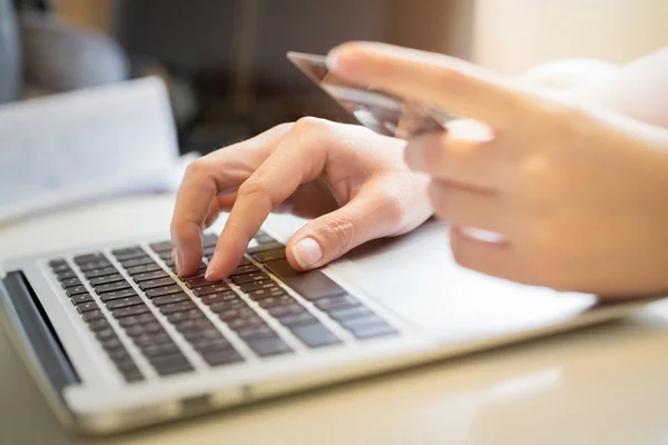 Donna in possesso di carta di credito sul computer portatile per lo shopping online concetto — Foto Stock