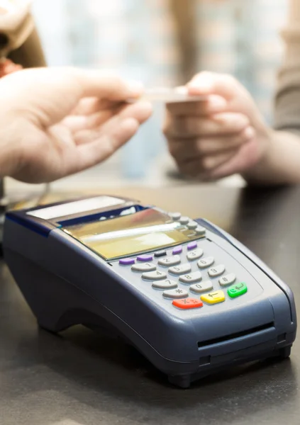 Credit Card Machine on the Table with Woman handing over credit — Stock Photo, Image