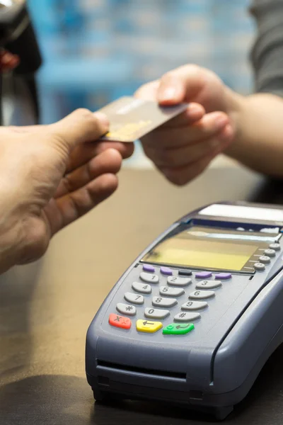 Credit Card Machine op de tabel met vrouw overhandigen krediet — Stockfoto