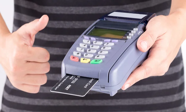 Mano humana con máquina de tarjeta de crédito — Foto de Stock