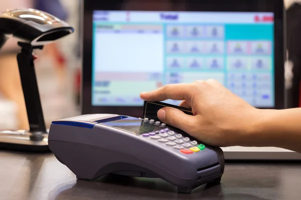 Handstreiche Kreditkarte im Geschäft — Stockfoto