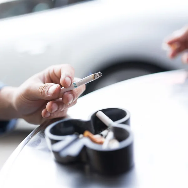 Man smoking cigarette and using an ashtray — Stock Photo, Image