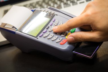 Sal için el ile Terminal aracılığıyla kredi kartı Swipe kapat