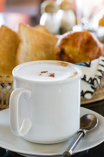 Café quente com pão no fundo — Fotografia de Stock