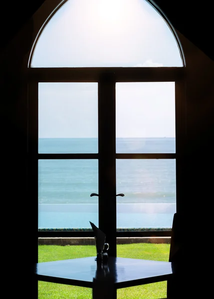 Hermoso océano: Vista de la silueta desde la ventana — Foto de Stock