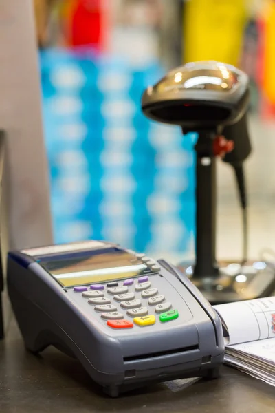 Máquina de cartão de crédito com scanner de código de barras em segundo plano no st — Fotografia de Stock