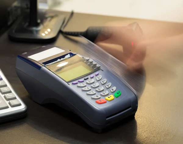 Κίνηση του χεριού Swiping πιστωτική κάρτα στο κατάστημα — Φωτογραφία Αρχείου