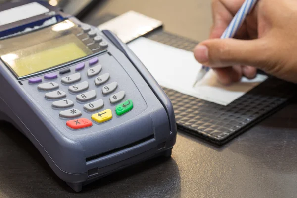 Máquina de la tarjeta de crédito con la firma de la transacción en el fondo: Sel —  Fotos de Stock