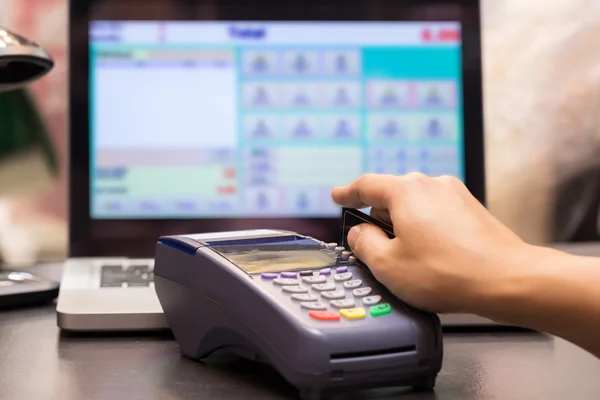 Tarjeta de crédito deslizante mano en la tienda — Foto de Stock