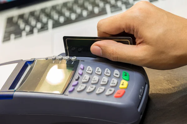 Χέρι Swiping πιστωτική κάρτα στο κατάστημα — Φωτογραφία Αρχείου