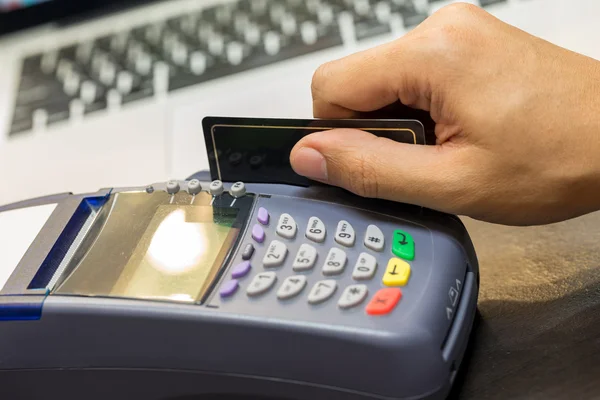 Hand jatten creditcard In winkel — Stockfoto