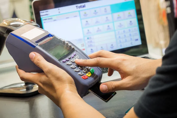 Close-up van de Hand met creditcard Swipe via Terminal voor Sal — Stockfoto