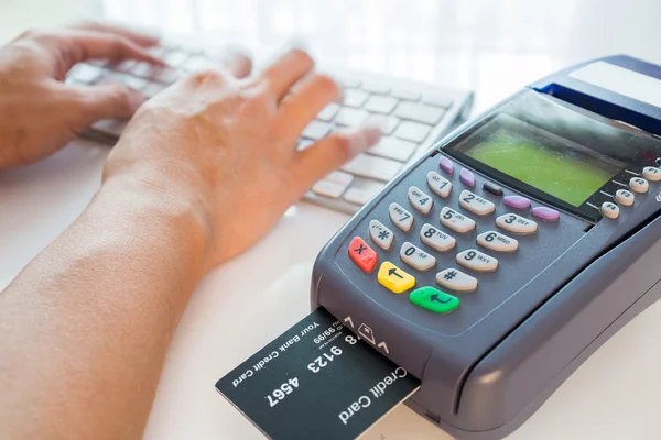 Credit Card Machine In The Store — Stock Photo, Image