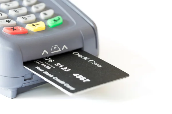 Kreditkarten- und Kartenlesegerät auf weißem Hintergrund mit Copyspace Stockbild