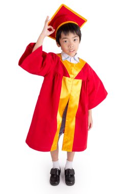 Kırmızı elbise çocuk Mezuniyet kolej ile giyen sevimli küçük çocuk
