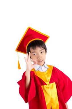 Kırmızı elbise çocuk Mezuniyet kolej ile giyen sevimli küçük çocuk