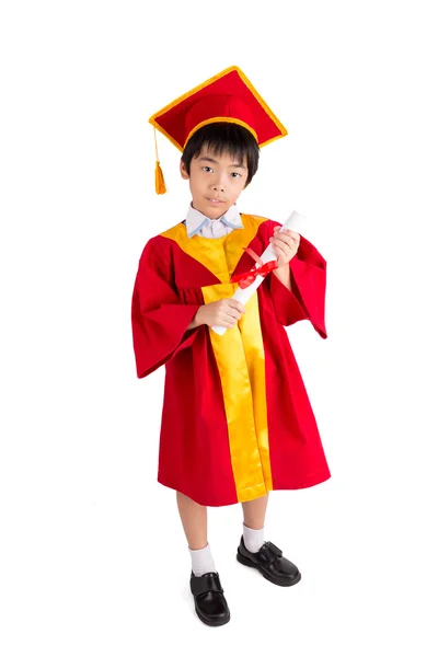 Menino bonito vestindo vestido vermelho criança graduação com quadro de morteiro — Fotografia de Stock