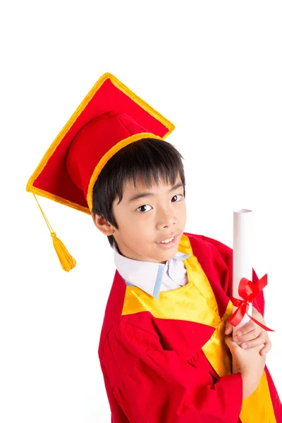Lindo niño pequeño con vestido rojo Kid Graduación Con Mortarboard — Foto de Stock