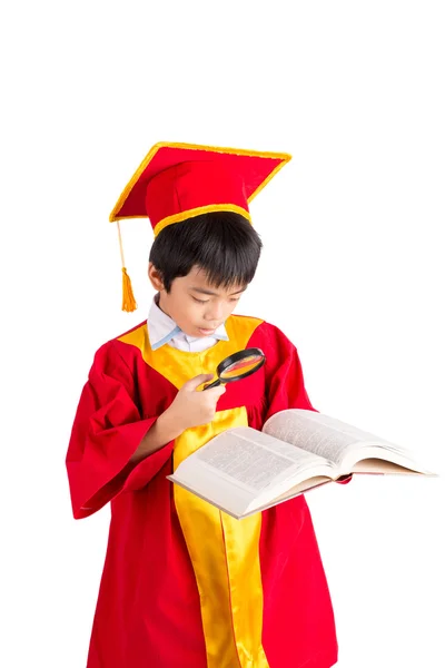 Retrato de chico curioso en vestido rojo Kid Graduación con Mortarbo — Foto de Stock