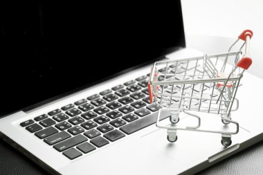 Mini alışveriş sepeti süzülmüş işlemi ile laptop: Online alışveriş