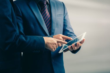 Tablet PC'yi kullanma iki işadamları: işlem filtre