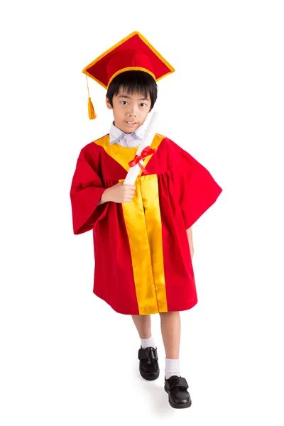 Menino bonito vestindo vestido vermelho criança graduação com quadro de morteiro — Fotografia de Stock