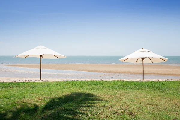 Dwa parasole na plaży w słoneczny dzień — Zdjęcie stockowe