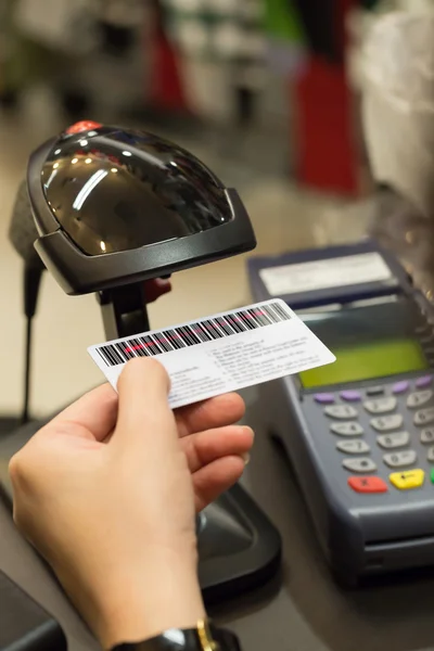 Código de barras de escaneo de mano del cajero en la tarjeta miembro con tarjeta de crédito — Foto de Stock