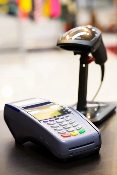 Kreditkort maskin på kassan counter i butiken: selektiv — Stockfoto
