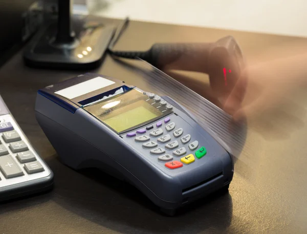 Movimiento de la mano que pasa la tarjeta de crédito en la tienda —  Fotos de Stock