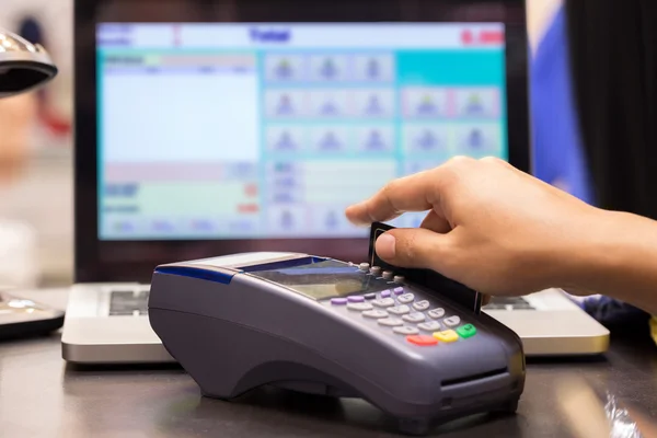 Tarjeta de crédito deslizante mano en la tienda —  Fotos de Stock