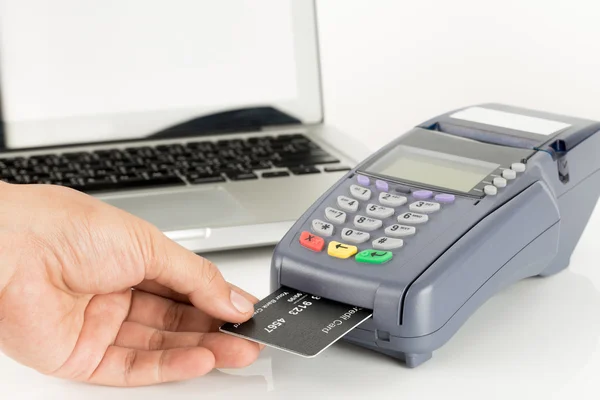 Hand jatten creditcard met Laptop op achtergrond — Stockfoto