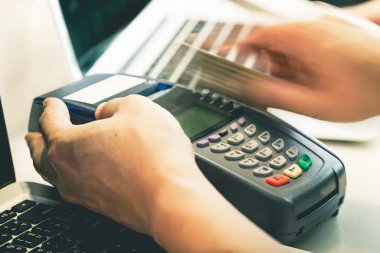 El deposundaki kredi kartı Swiping: İşlenen natürmort