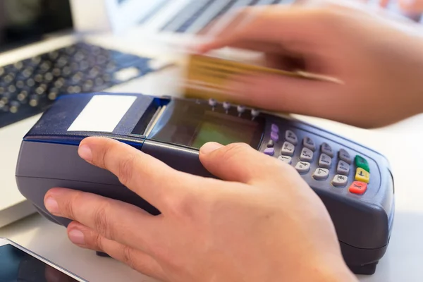 Hand Swiping Credit Card In Store : Selective Focus — Stock Photo, Image