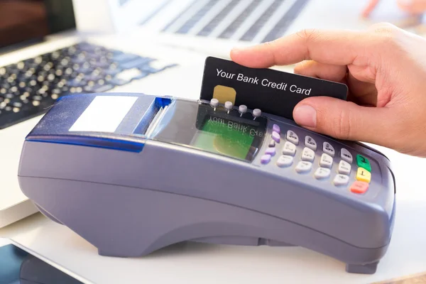 Cartão de crédito deslizante de mão na loja: Foco seletivo — Fotografia de Stock