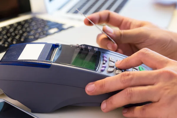 Handstreiche Kreditkarte im Geschäft: Selektiver Fokus — Stockfoto