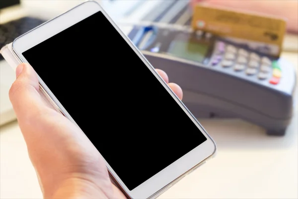 Hareket eden telefon ile kredi kartı makine tutan eller