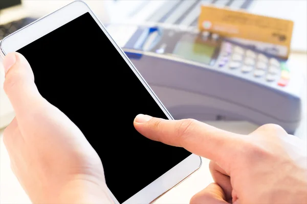 Hareket eden telefon ile kredi kartı makine içinde TZB dokunmadan eller
