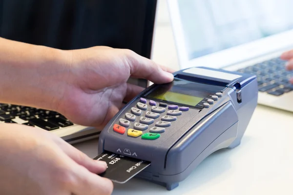 Handstreiche Kreditkarte im Geschäft — Stockfoto