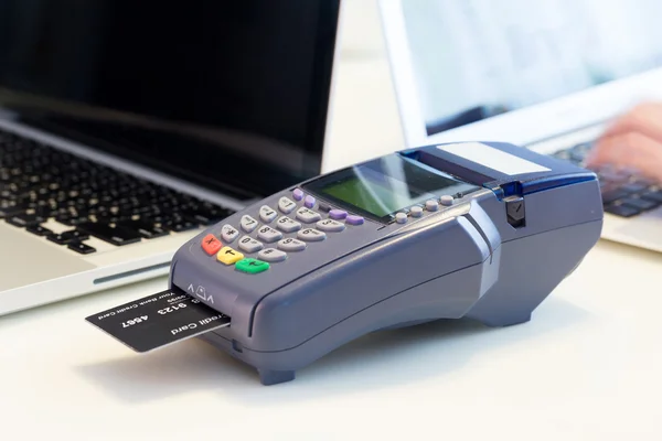 Kreditkort maskin i butiken — Stockfoto