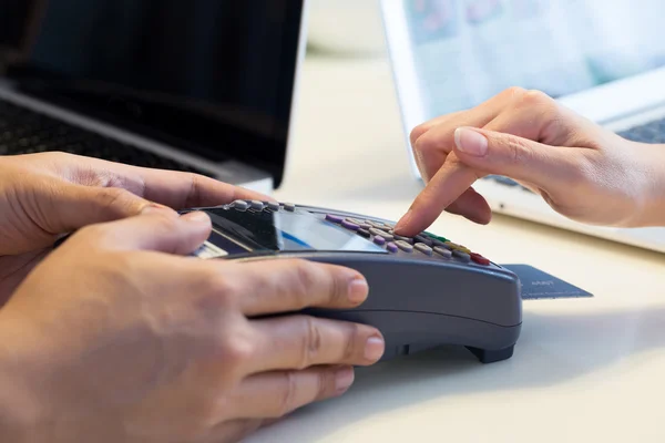 Mujer pasa su tarjeta de crédito para hacer el pago — Foto de Stock