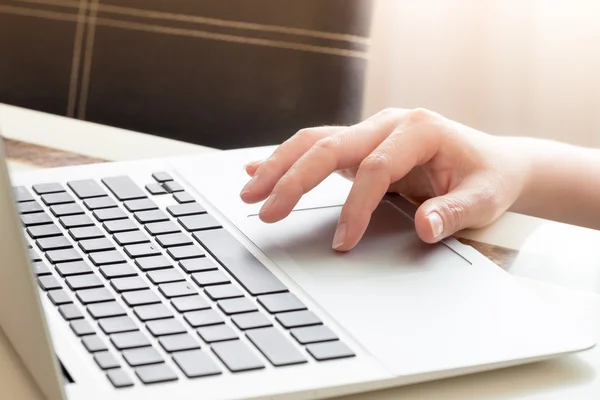 Las manos de la mujer escribiendo en el teclado del ordenador portátil: enfoque selectivo — Foto de Stock