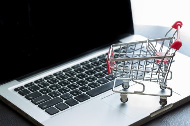 Mini laptop sepeti: Alışveriş Online kavramı