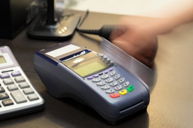 Mağaza kredi kartı Swiping el hareketi