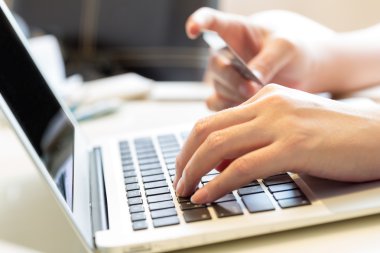İnternet üzerinden alışveriş kavramı için kredi kartı tutan kadın.
