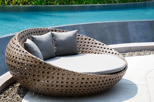 Entspannendes Rattan-Sofa am Schwimmbad — Stockfoto